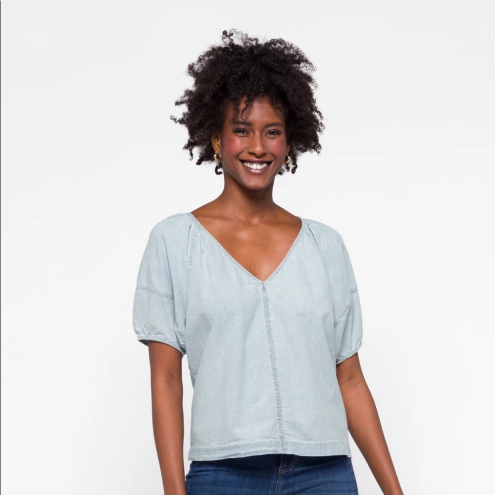 NWT Velvet Kinsley top in chambray